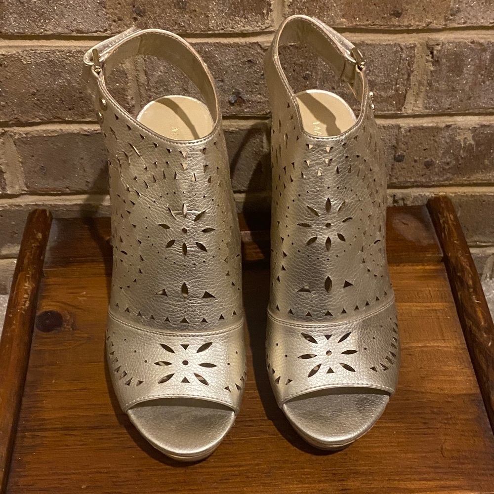 NWOT Marc Fisher Women's Gold Peep-Toe Sandals